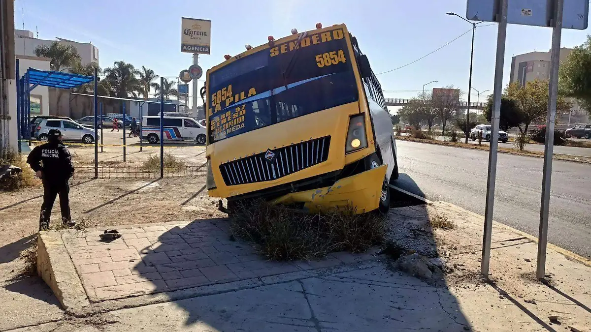 Camión urbano de SLP se accidenta  1